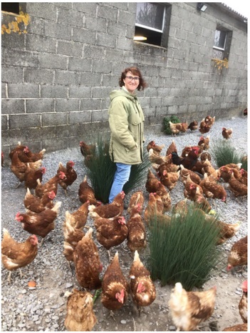 Sophie Labernadie au milieu de ses poules pondeuses - Barinque (64)